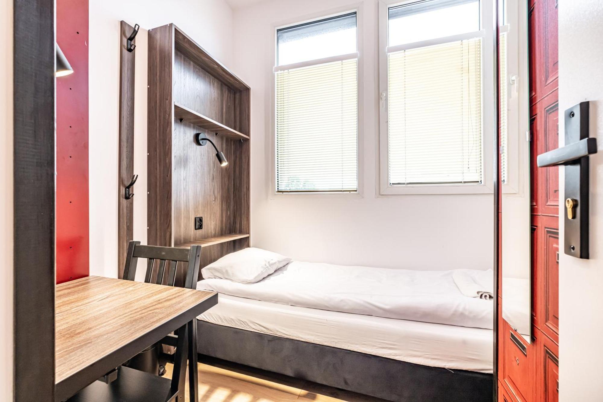 Vola Hostel Warsaw Exterior photo
