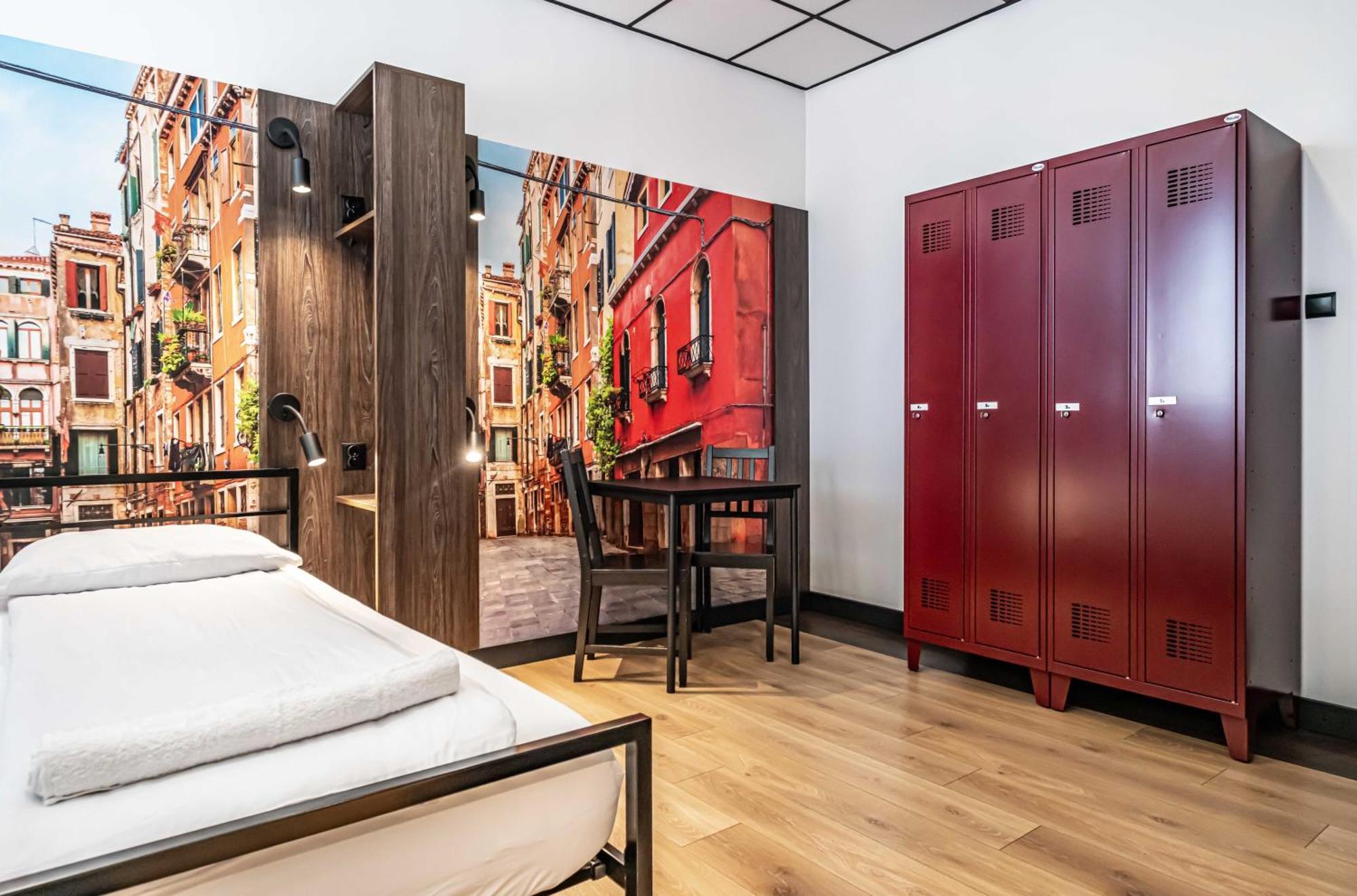 Vola Hostel Warsaw Exterior photo