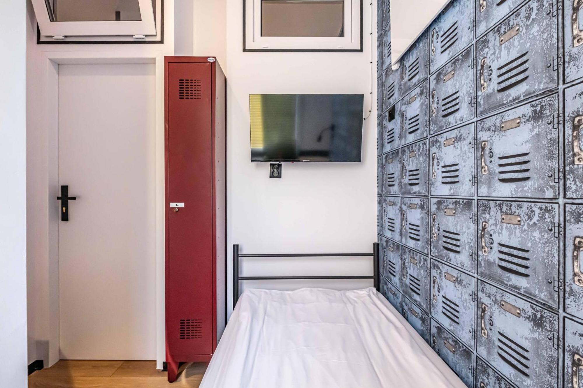 Vola Hostel Warsaw Exterior photo