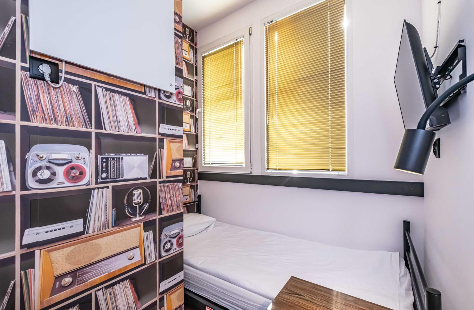 Vola Hostel Warsaw Exterior photo
