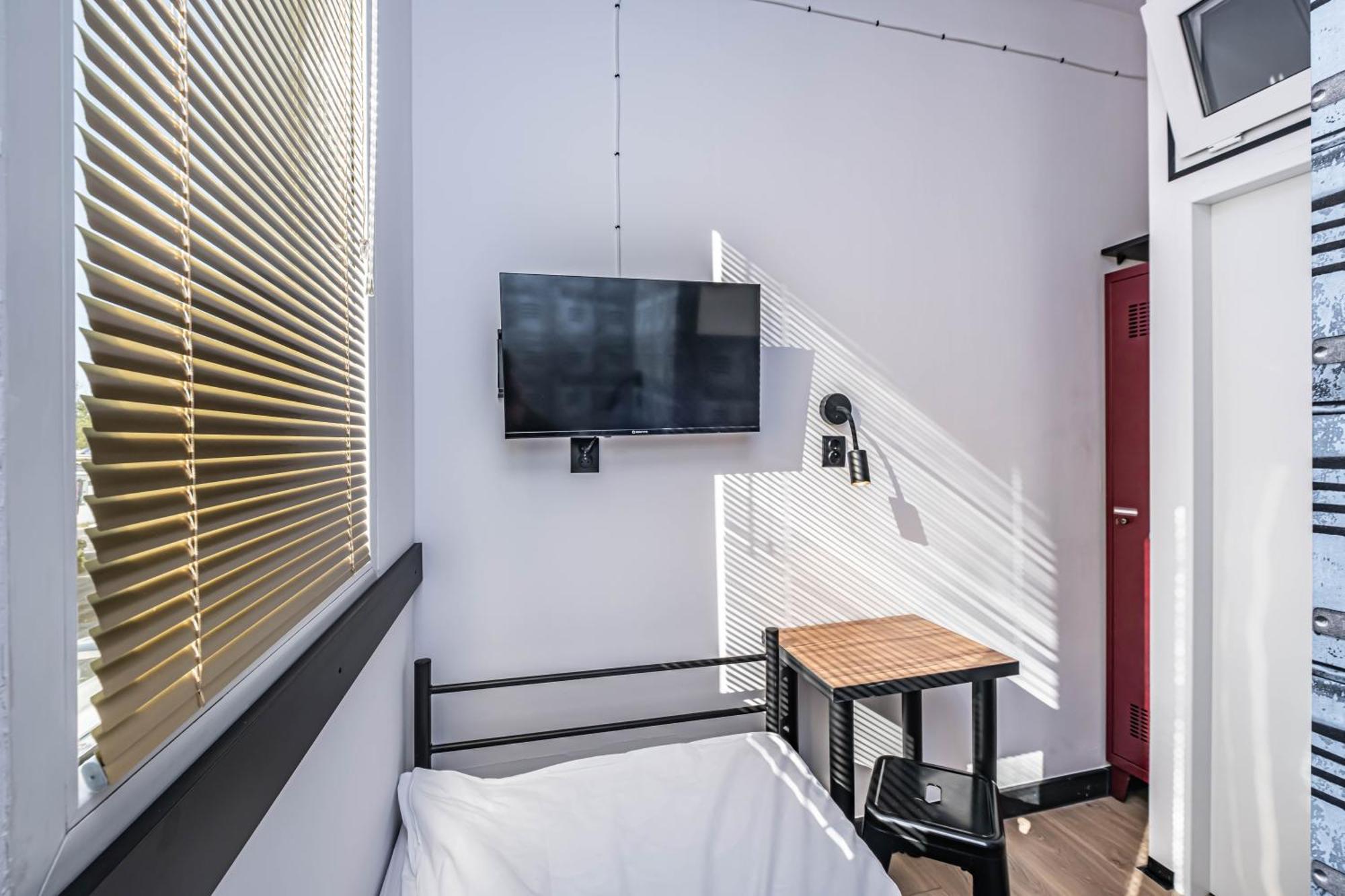 Vola Hostel Warsaw Exterior photo